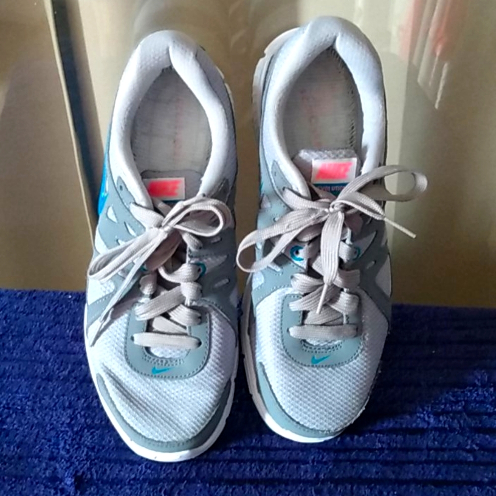 Women's size 8 and 1/2 Nike tennis shoe